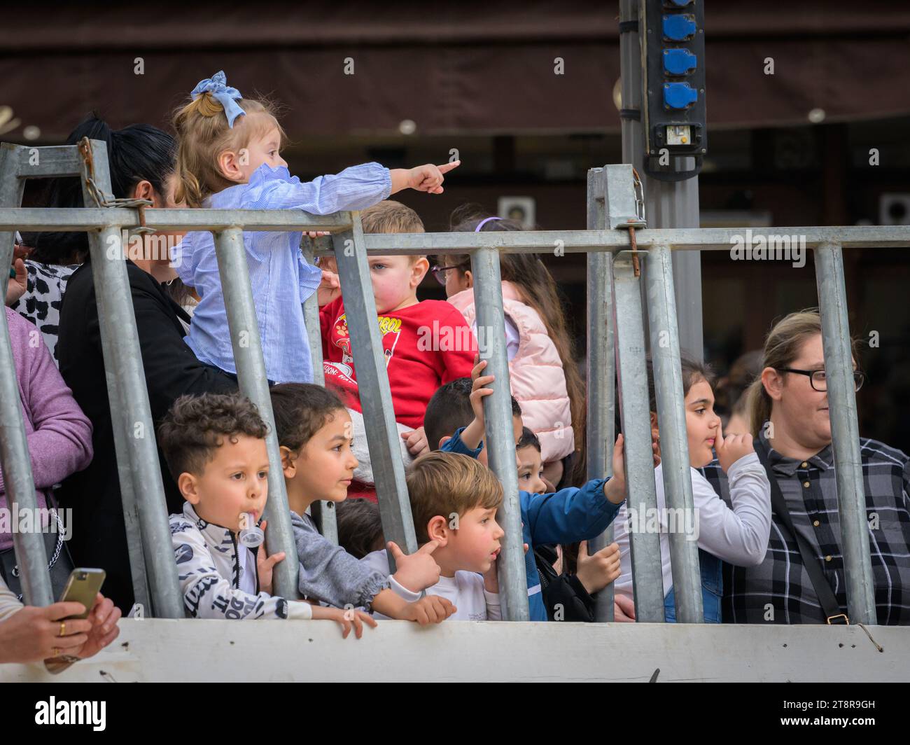 Arles, Frankreich - 11. März 2023: Mädchen beobachten Stierkämpfe im Capea du Forum, einer traditionellen kostenlosen Veranstaltung der Taurine d'Arles Schule Stockfoto