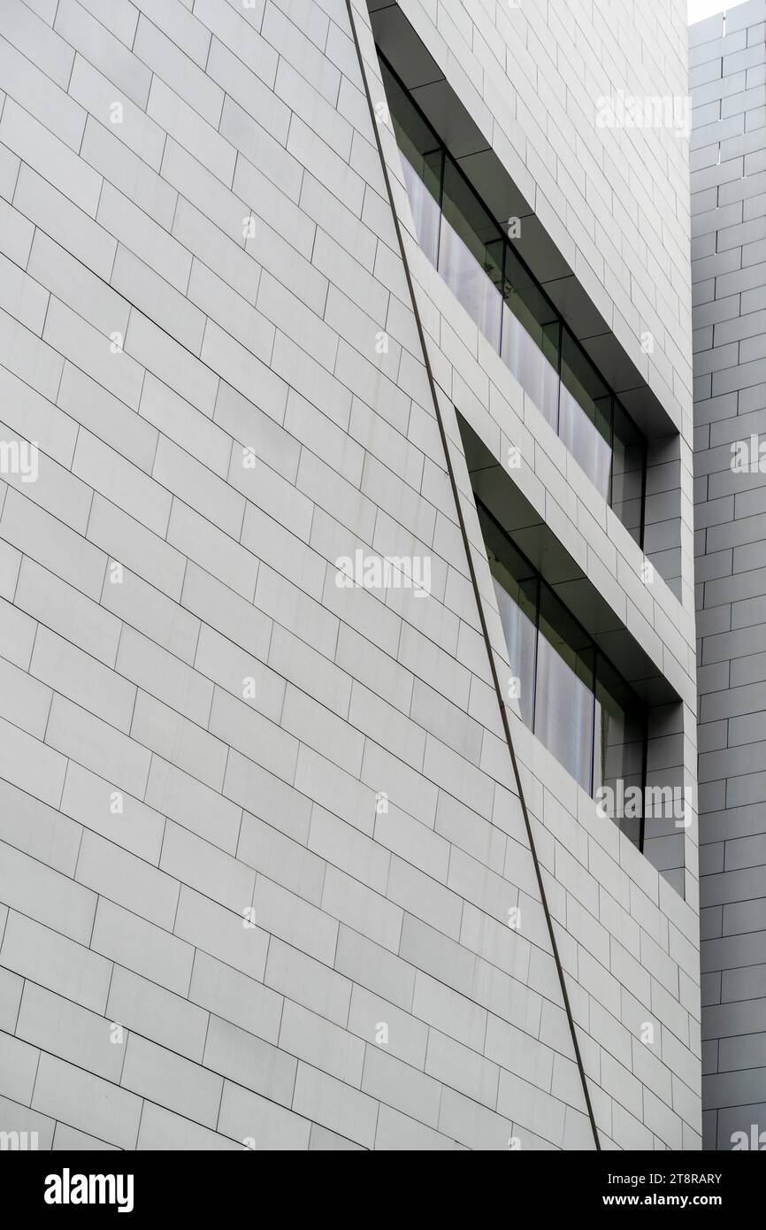 Ein modernes Bürogebäude mit geometrischem Design Stockfoto