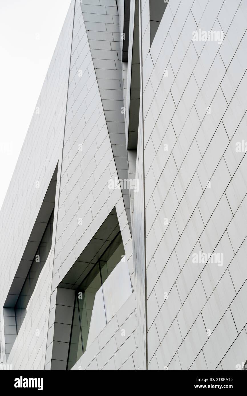Ein modernes Bürogebäude mit geometrischem Design Stockfoto