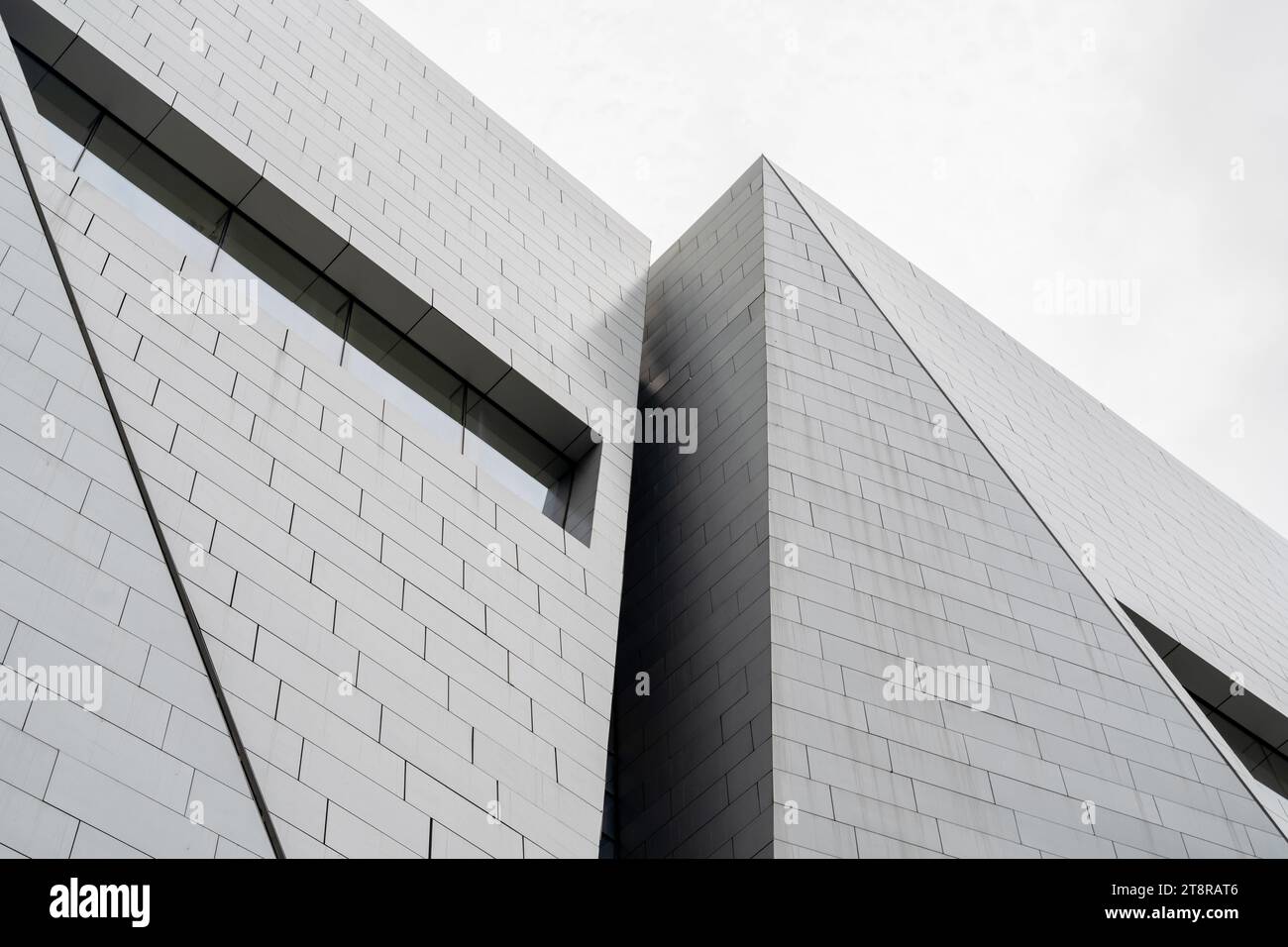 Ein modernes Bürogebäude mit geometrischem Design Stockfoto
