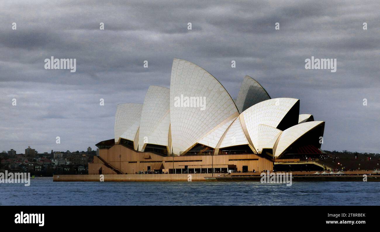 Das Sydney Opera House, das Sydney Opera House, ist ein Zentrum für darstellende Künste in Sydney, New South Wales, Australien. Es ist eines der berühmtesten und markantesten Gebäude des 20. Jahrhunderts Stockfoto