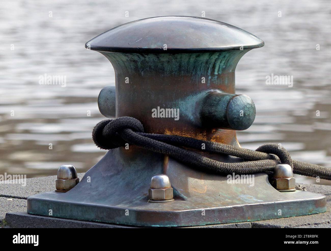 Der Schiffspoller, Ein Schiffspoller, ist ein kurzer senkrechter Pfosten. Ursprünglich bedeutete es einen Pfosten, der auf einem Schiff oder einem Kai verwendet wurde, hauptsächlich zum Festmachen. Das Wort beschreibt nun auch eine Vielzahl von Bauwerken zur Steuerung oder Steuerung des Straßenverkehrs, wie etwa in einer Linie angeordnete Pfosten, die den Verkehr von Kraftfahrzeugen behindern. Der Begriff kann auch verwendet werden, um kurze, pfosten ähnliche Leuchten zu beschreiben Stockfoto