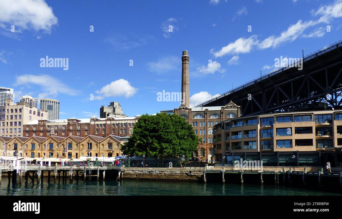 The Rocks Sydney, The Rocks ist ein städtischer Ort, Touristenviertel und historisches Viertel im Stadtzentrum von Sydney im Bundesstaat New South Wales, Australien. Es liegt am Südufer des Hafens von Sydney, unmittelbar nordwestlich des zentralen Geschäftsviertels von Sydney. Das Revier und seine unmittelbare Umgebung werden unabhängig vom lokalen Regierungsbezirk der Stadt Sydney von einer staatlichen Behörde in New South Wales, der Sydney Harbour Foreshore Authority, verwaltet Stockfoto