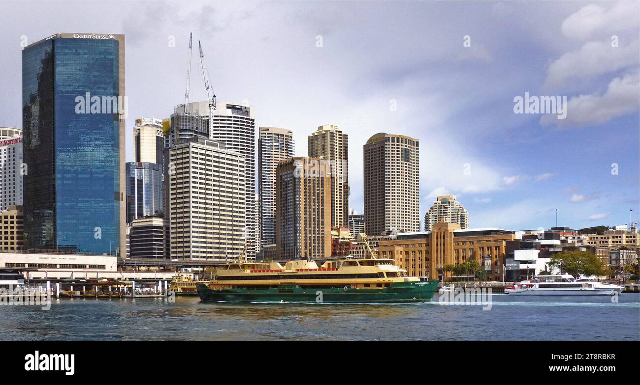 Manly Ferry. Sydney, gibt es eine bessere Möglichkeit, um eine der schönsten Hafenstädte der Welt zu erkunden als mit der Fähre? Sydney Ferries transportiert Pendler und Besucher über die gewundenen blauen Wasserstraßen, die das Herz der Stadt bilden Stockfoto