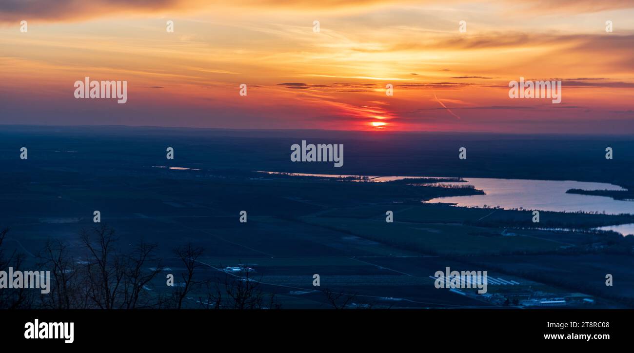 Sonnenuntergang mit Wolken und buntem Himmel vom Gipfel des Devin-Hügels in den Palava-Bergen in Tschechien Stockfoto