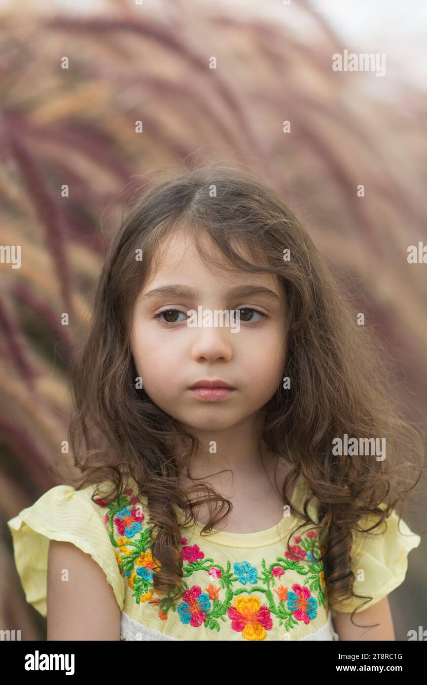 Wunderschönes 3-jähriges Mädchen, das draußen wegschaut Stockfoto