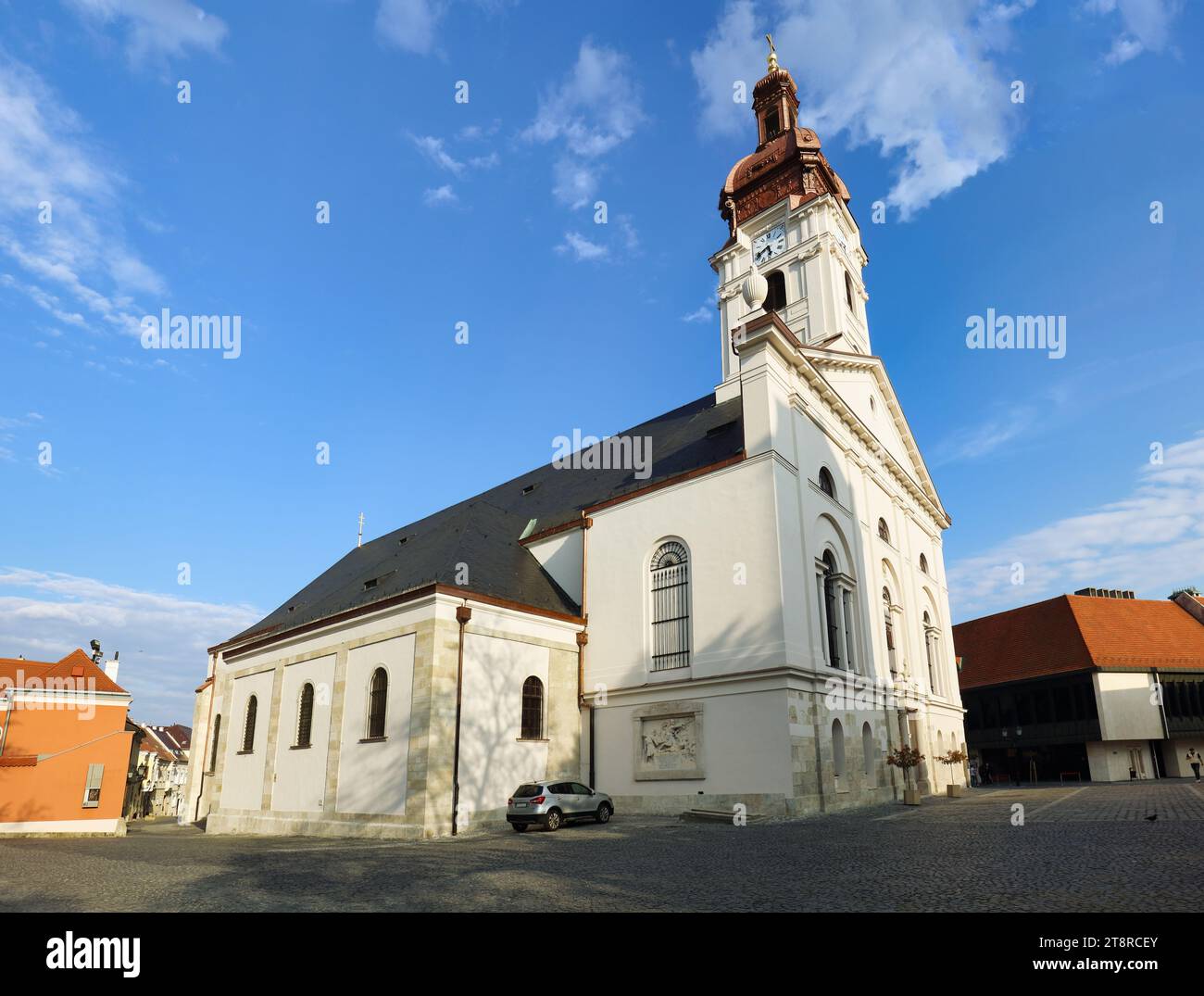 Gyor, Ungarn. Kirche im historischen Zentrum von Gyor. Stockfoto