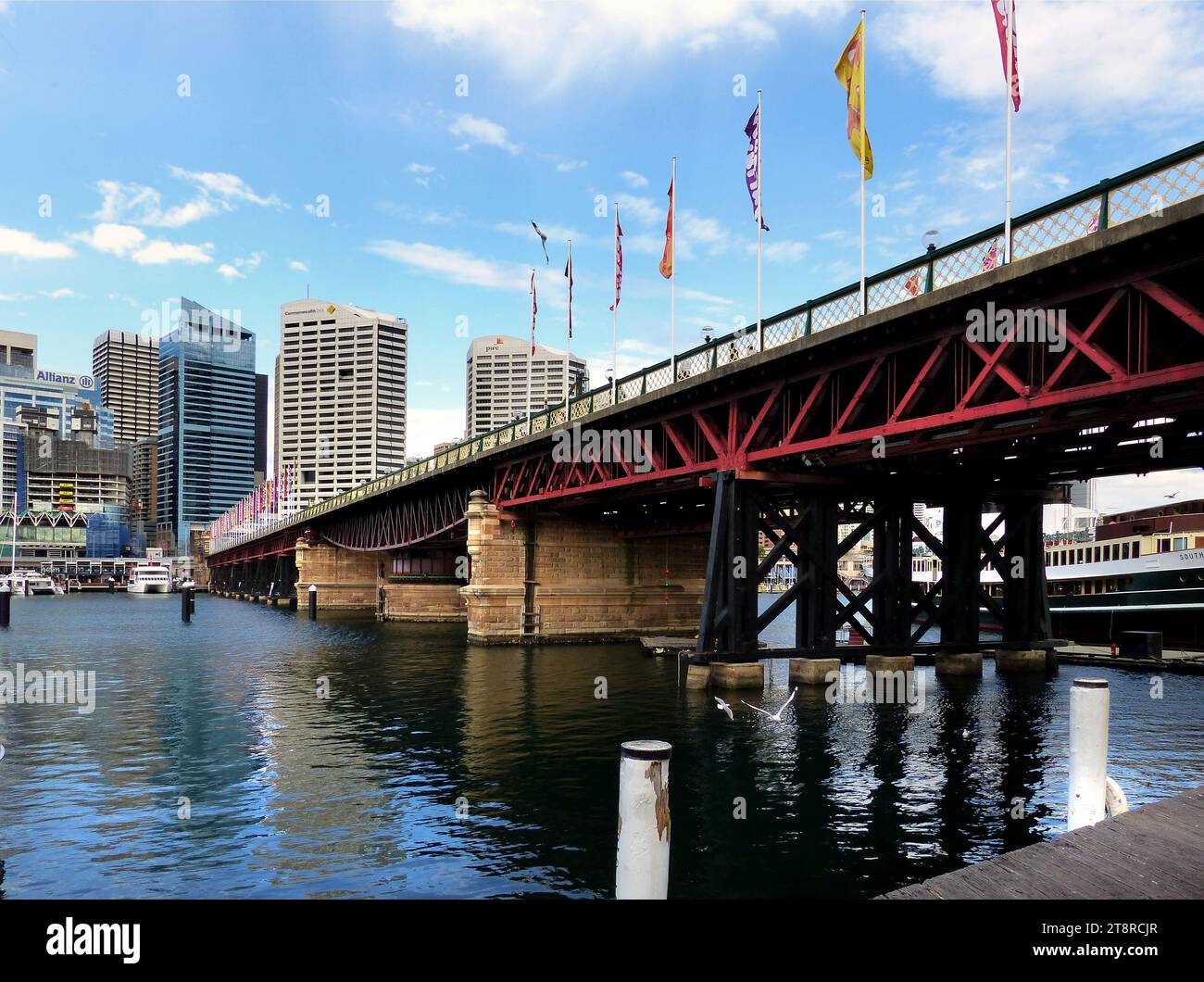 Pyrmont Bridge. Darling Harbour Sydney, die Pyrmont Bridge, eine Pendelbrücke über die Cockle Bay, liegt im Darling Harbour, Teil von Port Jackson, westlich des zentralen Geschäftsviertels in Sydney, New South Wales, Australien Stockfoto