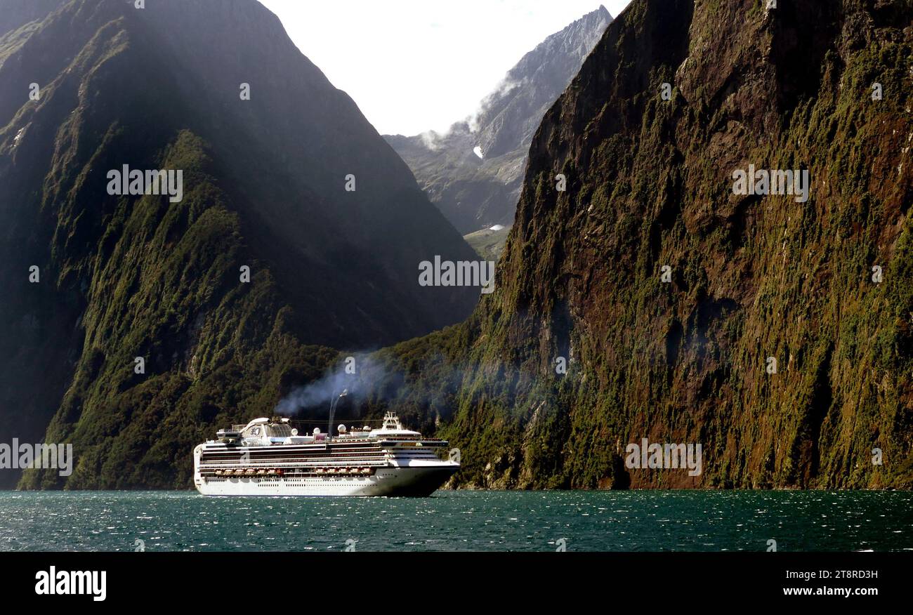 Fahrt Auf Dem Milford Sound. Daimond Princess, die Mehrheit der Kreuzfahrtgesellschaften, besuchen Neuseeland während der Sommersaison von Oktober bis April. Eine kürzere Wintersaison für Kreuzfahrten findet ebenfalls von April bis Juli statt. Die meisten der weltweit größten Kreuzfahrtunternehmen bieten Kreuzfahrtdienste nach Neuseeland an. In einem typischen Jahr besuchen mehr als 25 verschiedene Schiffe Neuseelands Küste. Kreuzfahrten zwischen Australien und Neuseeland bieten die Möglichkeit, die Länge der Nord- und Südinseln zu erkunden. Die meisten starten von Auckland, Neuseeland in Neuseeland, oder Sydney, Melbourne oder Brisbane in Australien. Stockfoto
