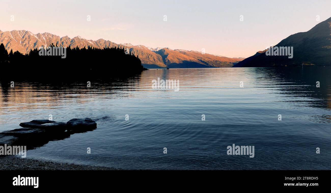 Lake Wakatipu. Neuseeland, vor 15.000 Jahren während der letzten Eiszeit, hat ein riesiger Gletscher, der sich aus dem Nordwesten bewegte, den heutigen Lake Wakatipu ausgemeißelt. Der See ist relativ dünn, aber die Berge verlaufen direkt in den See und bilden eine tiefe Schlucht, 399 m an seiner tiefsten Stelle Stockfoto