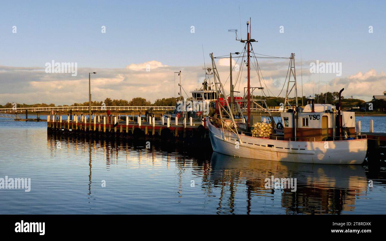 Seen Eingang.Vic Aust, Sees Entrance befindet sich zwischen Bairnsdale und Orbost an einem künstlichen Kanal, der die Bass Strait und die Tasmanische See mit dem 400 Quadratkilometer großen Netz von Binnenwasserstraßen verbindet, die als Gippsland Lakes bekannt sind. es ist eine Ferienstadt mit großem Schwerpunkt auf Wasseraktivitäten und einer hohen Konzentration an Yachthäfen und Stege entlang der weitläufigen Seeküste Stockfoto