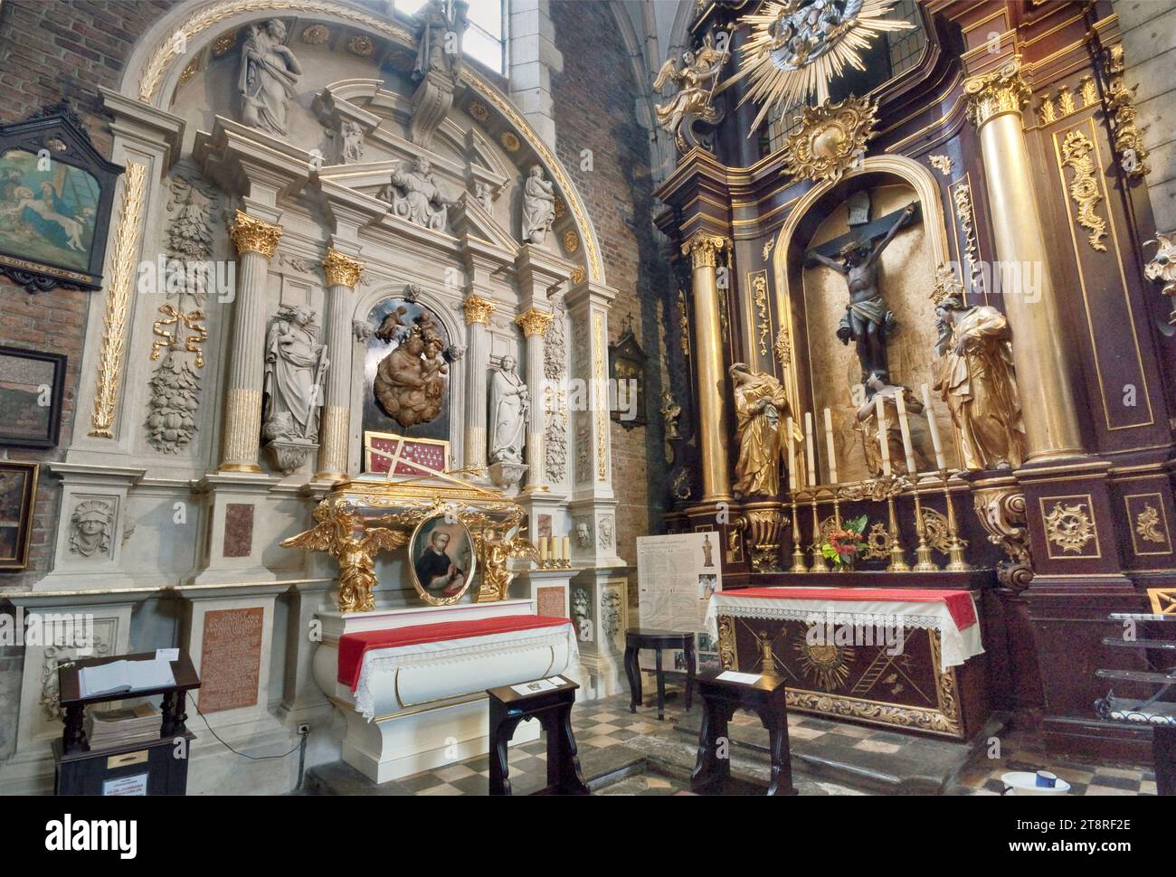 Renaissance-Altar St. Stanislaw Kazimierczak und Mausoleum links, Barockaltar rechts, Fronleichnamsbasilika im Bezirk Kazimierz Krakau Polen Stockfoto