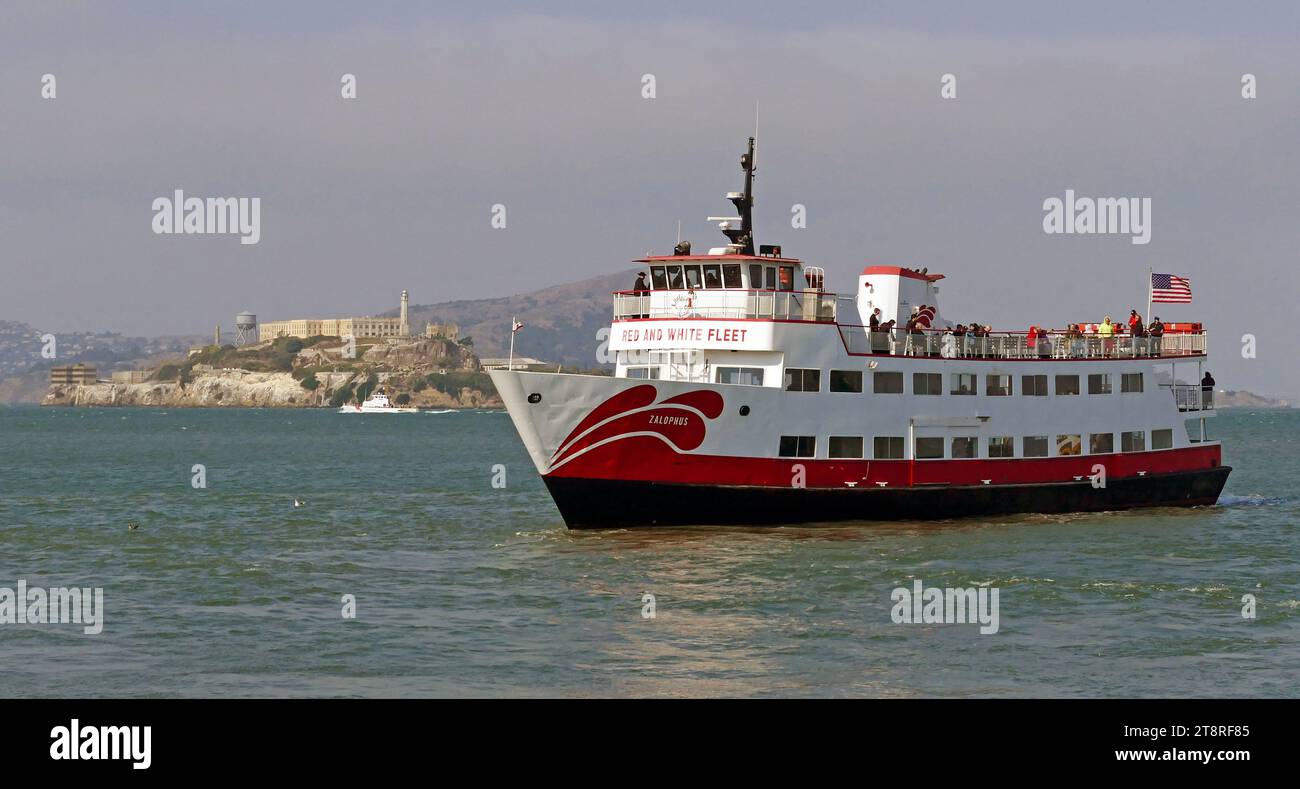 San Francisco Bay Bootstour, Abfahrt vom Herzen der historischen Fishermans Wharf am Pier 43½, Kreuzfahrt entlang der bemerkenswerten Stadtlandschaft von San Franciscos und Blick auf das lebhafte Viertel North Beach, die berühmten Schwimmclubs des Aquatic Park, die historischen Schiffe am Hyde Street Pier, der San Francisco Maritime National Park und zahlreiche andere aufregende Sehenswürdigkeiten auf dem Weg Stockfoto