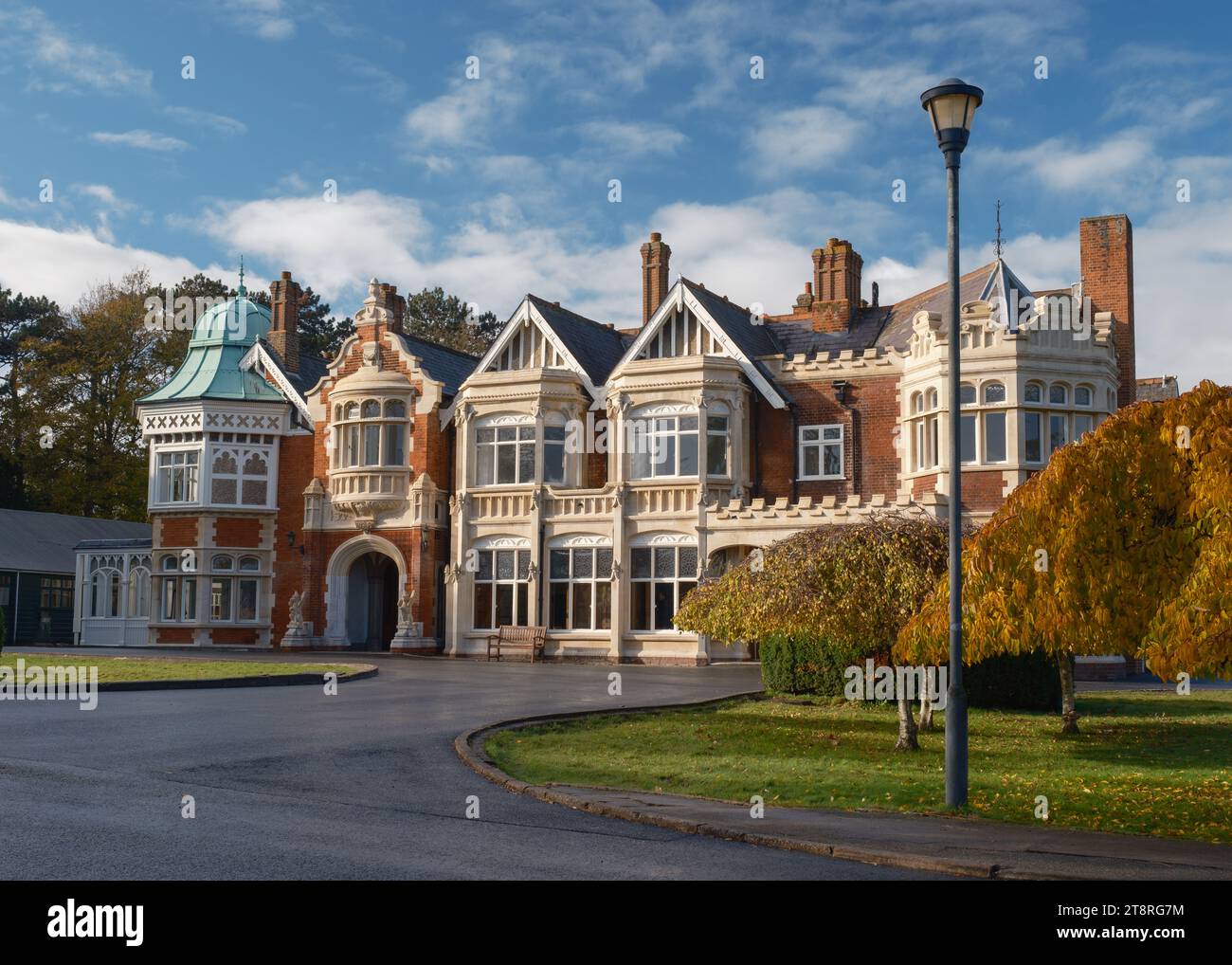 Das Äußere des Bletchley Park Mansion, berühmt für die Heimat der Code-Breakers und das Brechen des Eligma-Codes während des 2. Weltkriegs, im Herbst. Stockfoto