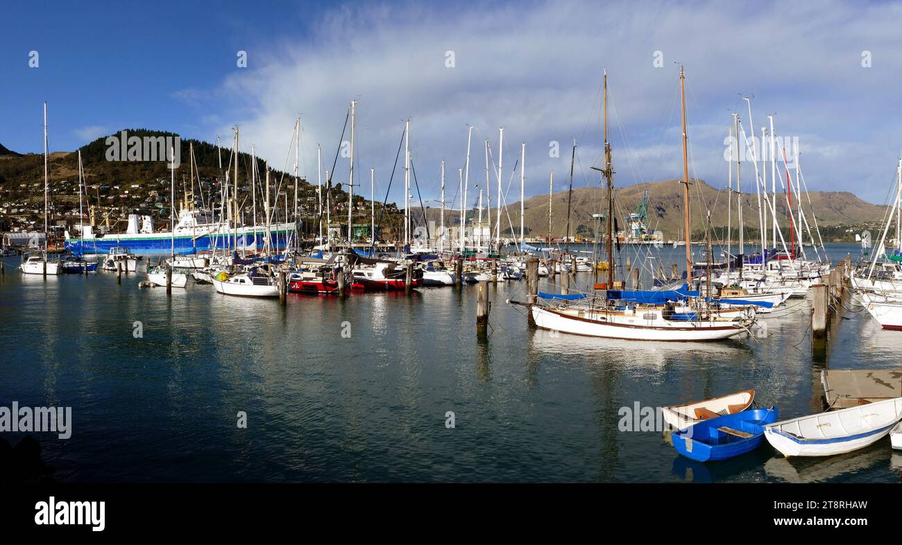 Dampier Bay Marina. Lyttelton, im inneren Hafen von Lyttelton Port und der Dampier Bay Marina gelegen, ist ein sicherer, wetterfester Hafen für alle Gezeiten. Es liegt zwischen den kommerziellen Aktivitäten Lyttelton Hafen von Christchurch, Neuseeland (LPC) und einen leichten Fußweg zum Herzen der Lyttelton Township. Das historische und malerische Lyttelton Township liegt auf einem alten Vulkankrater Rin, nur 12 km von Christchurch, Neuseeland, entfernt Stockfoto