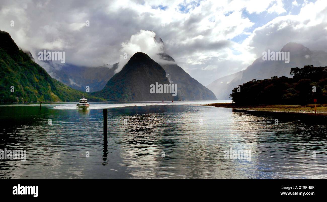 Milford Sound Fiordland NZ, Milford Sound / Piopiotahi ist ein Fjord im Südwesten der Südinsel Neuseelands, innerhalb des Fiordland National Park, des Piopiotahi (Milford Sound) Marine Reserve und des Te Wahipounamu Weltkulturerbes. Es wurde in einer internationalen Umfrage (Travelers' Choice Destinations Awards 2008 von TripAdvisor) zum weltweit besten Reiseziel gewählt und gilt als Neuseelands berühmtestes Reiseziel. Rudyard Kipling nannte es zuvor das achte Weltwunder Stockfoto