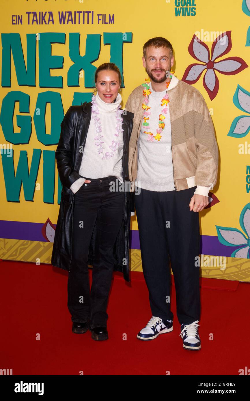 Filmpremiere - Next Goal gewinnt Sina Tkotsch und Frederic Heidorn bei der Kino Premiere von Next Goal gewinnt im Kino International am 20.11.2023 in Berlin. *** Filmpremiere Next Goal gewinnt Sina Tkotsch und Frederic Heidorn bei der Kinopremiere von Next Goal Wins im Kino International am 20 11 2023 in Berlin Copyright: XEventpressxKochanx Credit: Imago/Alamy Live News Stockfoto