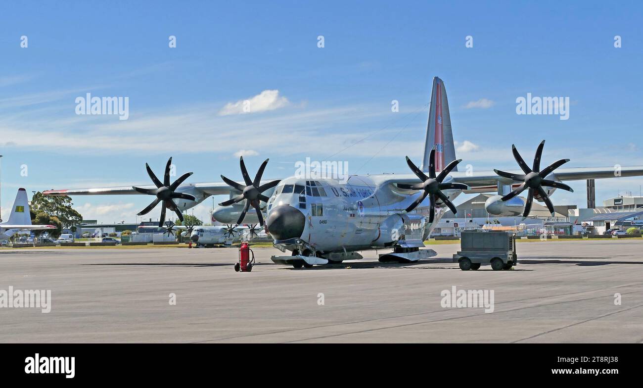 Lockheed C-130 Hercules, es gibt mehrere Flugzeuge, die in die Antarktis fliegen. Die US-Luftwaffe fliegt Militärtransporter C-130 und C-17 von Christchurch, Neuseeland, in die Antarktis Stockfoto