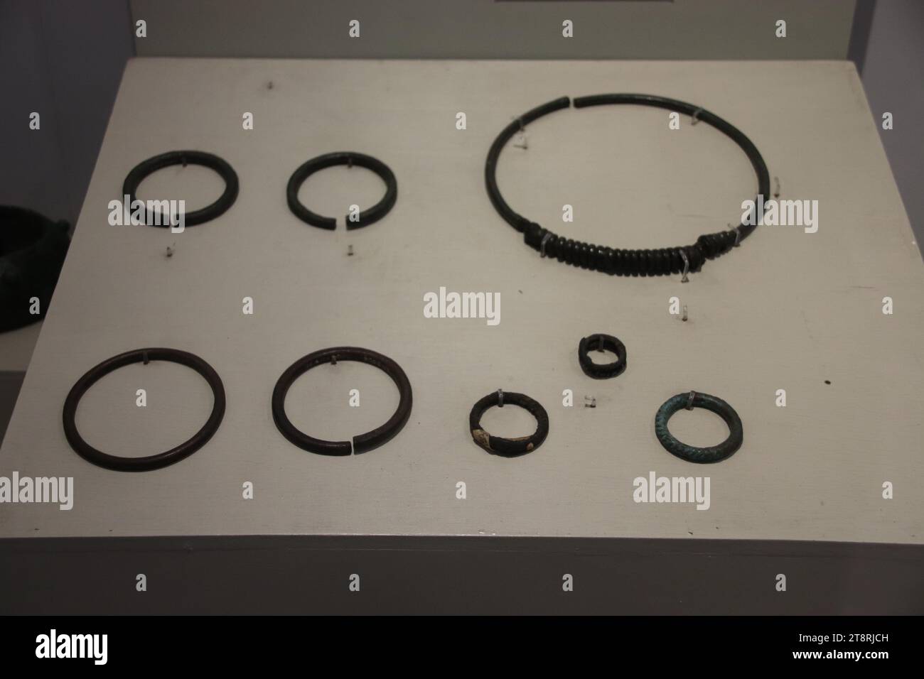 Metal Age Rings oder Bangles, National Museum of Thailand, Bangkok Stockfoto