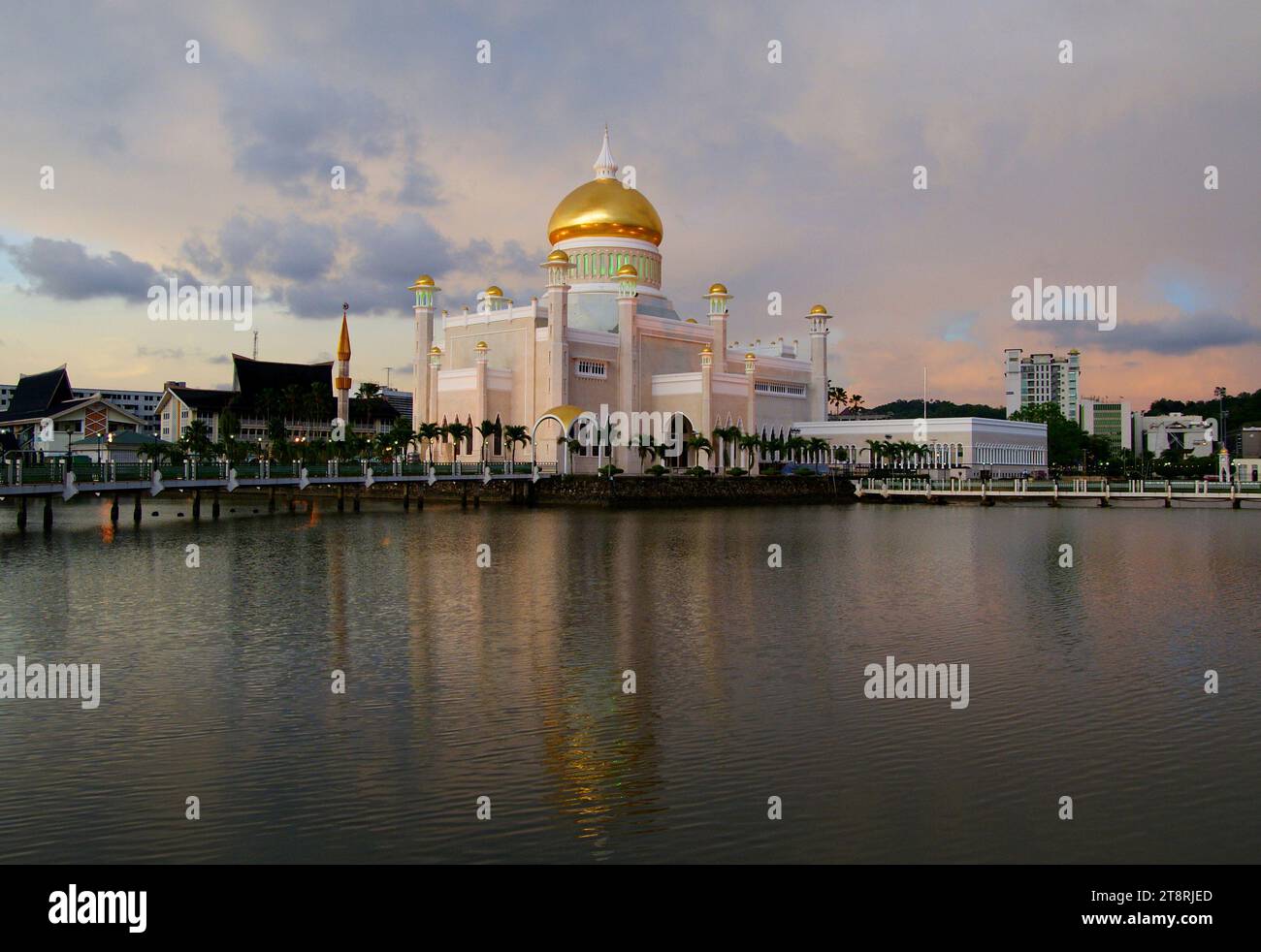 Sultan Omar Ali Saifuddin Moschee. Brunei, 1958 fertiggestellt, ist Masjid Omar Ali Saifuddien – benannt nach dem 28. Sultan von Brunei (dem verstorbenen Vater des heutigen Sultans) – von einer künstlichen Lagune umgeben, die als reflektierendes Becken dient. Da Brunei ist, ist das Innere ziemlich üppig. Der Boden und die Wände sind aus feinstem italienischem Marmor gefertigt, die Kronleuchter wurden in England gefertigt und die luxuriösen Teppiche wurden aus Saudi Arabien eingeflogen. Ein 3,5 Millionen Stück großes Glasmosaik mit echtem Blattgold bedeckt die Hauptkuppel Stockfoto