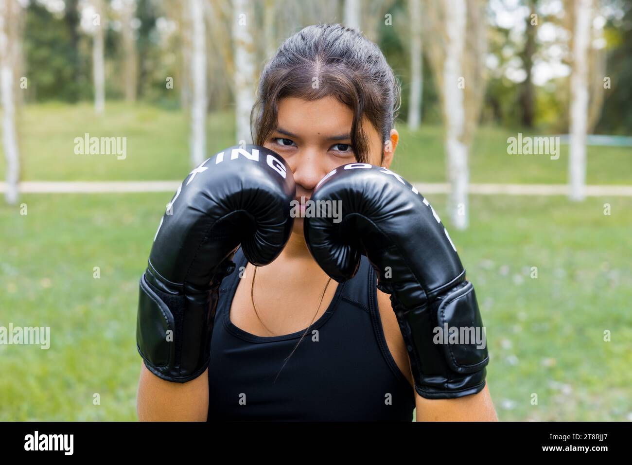 Hispanische Boxerportraittrainierung mit Boxhandschuhen in Wachposition. Kampfsport Outdoor-Workout. Stockfoto