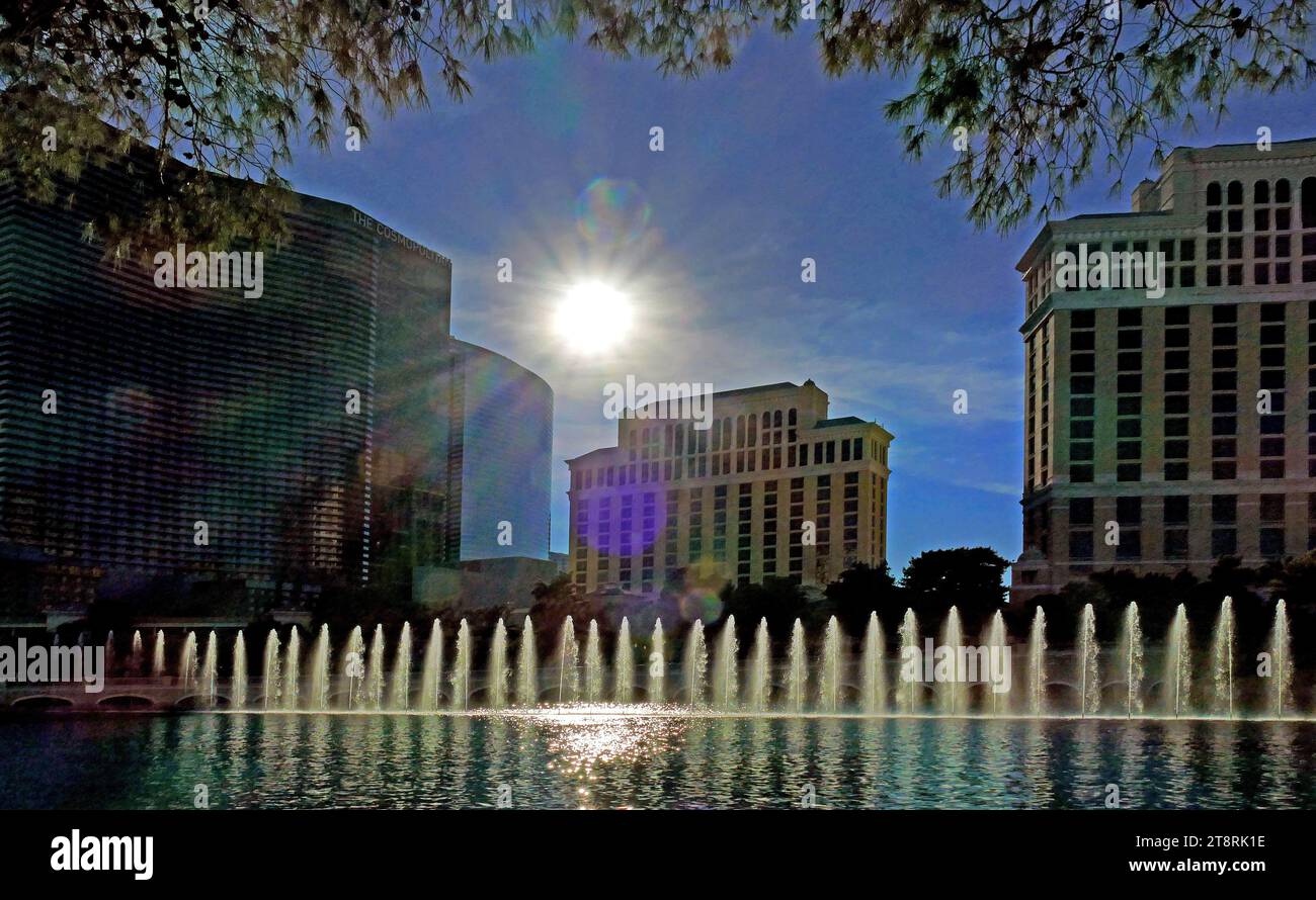 The Fountains of Bellagio.Las Vegas, die Leute starren auf viele kostenlose Shows vor den Hotels, aber es gibt nur eine, die einen Besuch Wert ist: Die Bellagio Fountains. Jede halbe Stunde zwischen 15:00 Uhr und 20:00 Uhr und alle 15 Minuten von dann bis Mitternacht explodiert ein 8,5 Hektar großer See mitten in der Wüste mit 1.214 Spritzern, die Wasser bis zu 460 Meter in die Luft schießen — die Wasserraketen und -Tänze, perfekt choreografiert zu Frank Sinatra oder Gene Kelly oder „One Singular Sensation“ aus Einer Chorus Line. Stockfoto
