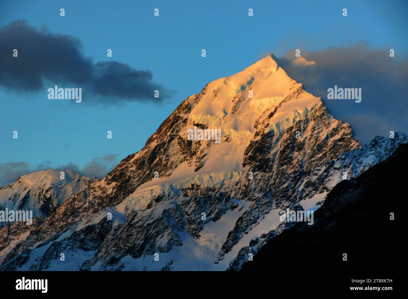 Kochen Montieren. NZ, Aoraki / Mount Cook ist der höchste Berg Neuseelands. Seine Höhe seit 2014 ist als 3.724 Meter (12.218 Fuß) angegeben, von 3.764 Metern (12.349 Fuß) vor Dezember 1991, aufgrund eines Steinbruchs und anschließender Erosion. Er liegt in den südlichen Alpen, dem Gebirgszug, der sich auf der Südinsel erstreckt. Als beliebtes Touristenziel ist es auch eine beliebte Herausforderung für Bergsteiger. Aoraki / Mount Cook besteht aus drei Gipfeln, von Süden nach Norden der Low Peak (3.593 m oder 11.788 ft), Middle Peak (3.717 m oder 12.195 ft) und High Peak. Stockfoto