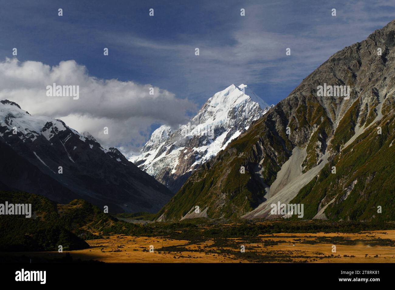 Aoraki / Mount Cook ist der höchste Berg Neuseelands. Seine Höhe seit 2014 ist als 3.724 Meter (12.218 Fuß) angegeben, von 3.764 Metern (12.349 Fuß) vor Dezember 1991, aufgrund eines Steinbruchs und anschließender Erosion. Er liegt in den südlichen Alpen, dem Gebirgszug, der sich auf der Südinsel erstreckt. Als beliebtes Touristenziel ist es auch eine beliebte Herausforderung für Bergsteiger. Aoraki / Mount Cook besteht aus drei Gipfeln, von Süden nach Norden der Low Peak (3.593 m oder 11.788 ft), Middle Peak (3.717 m oder 12.195 ft) und High Peak. Stockfoto