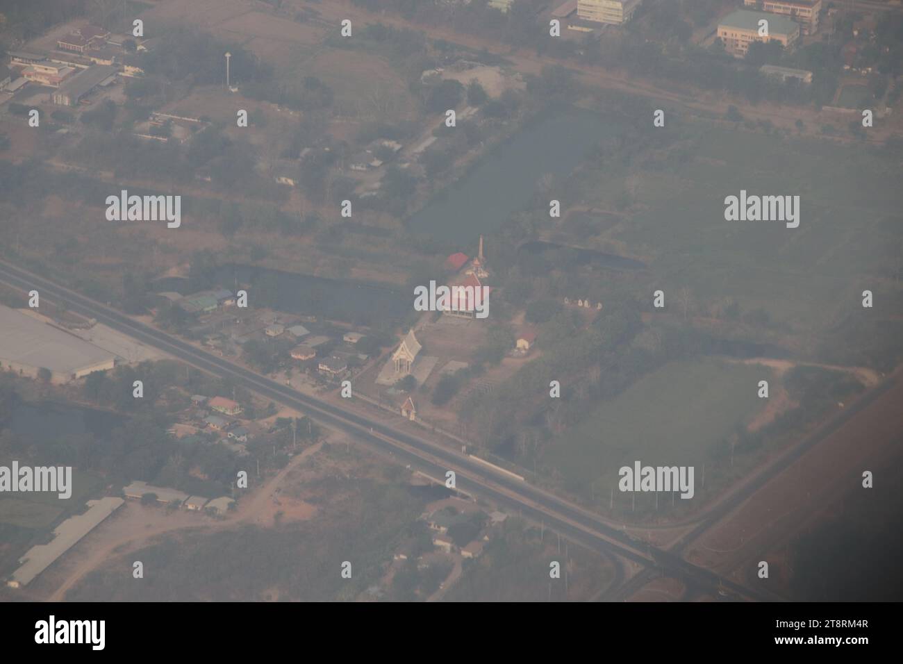 Thai Wat (Tempel) aus der Luft gesehen, aus der Luft, Blick von Thailand aus der Vogelperspektive Stockfoto