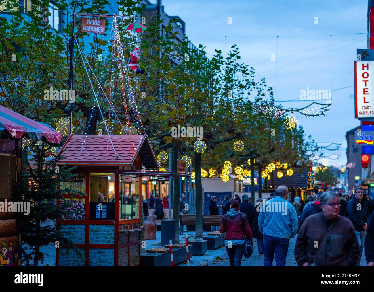 In Saarbrücken eröffnet am Montag 20.11.2023 der Christkindl-Markt. Zwischen St. Johanner Markt und Bahnhofstraße warten rund 80 Hütten auf die Besucher. Auch der fliegende Weihnachtsmann sowie das Jupiter Riesenrad gehören wieder zu den Attraktionen. *** Der Christkindl-Markt öffnet in Saarbrücken am Montag, den 20. 11. 2023 rund 80 Hütten erwarten die Besucher zwischen St. Johanner Markt und Bahnhofstraße. Auch der fliegende Weihnachtsmann und das Jupiter Riesenrad gehören wieder zu den Attraktionen Bub Credit: Imago/Alamy Live News Stockfoto