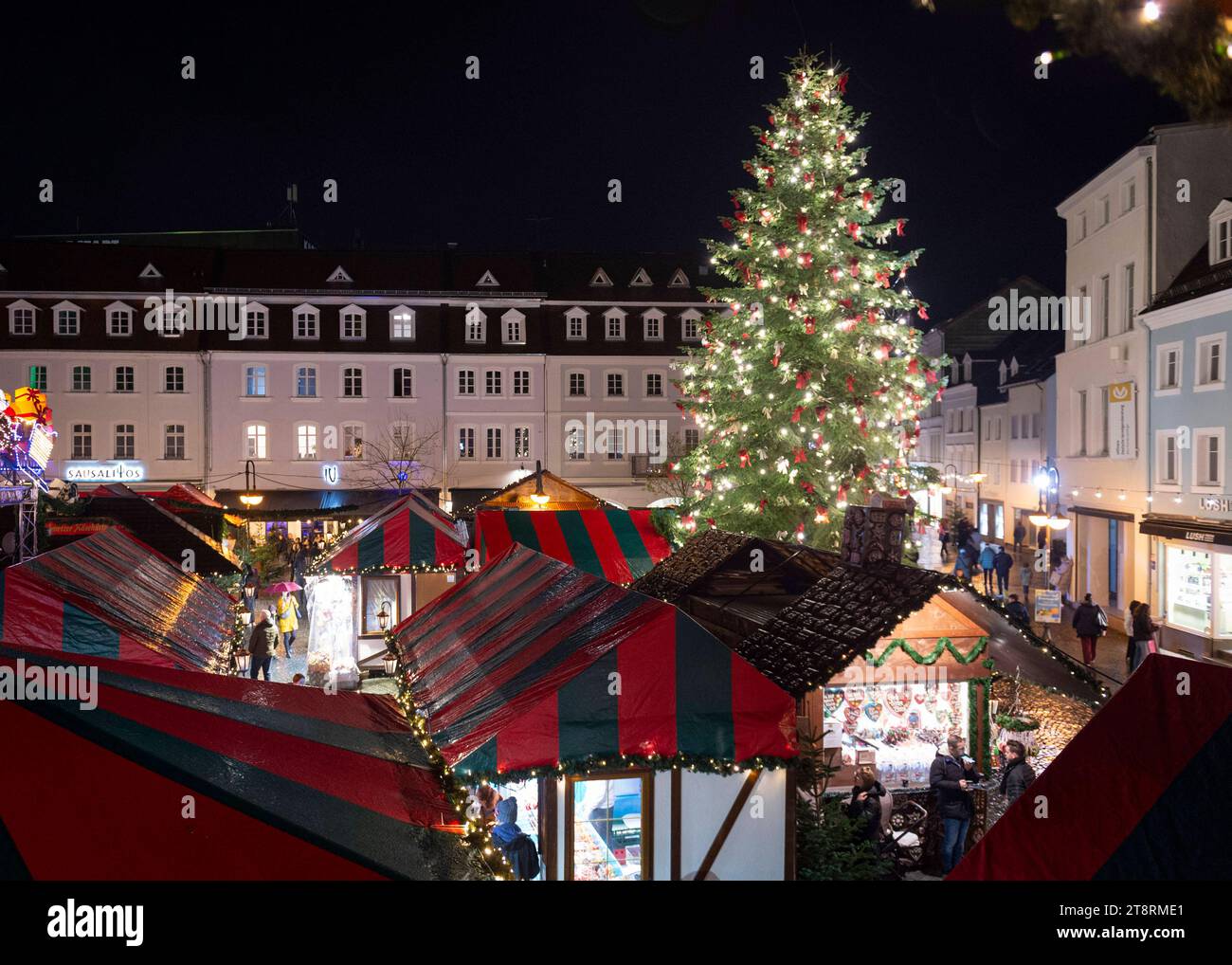 In Saarbrücken eröffnet am Montag 20.11.2023 der Christkindl-Markt. Zwischen St. Johanner Markt und Bahnhofstraße warten rund 80 Hütten auf die Besucher. Auch der fliegende Weihnachtsmann sowie das Jupiter Riesenrad gehören wieder zu den Attraktionen. *** Der Christkindl-Markt öffnet in Saarbrücken am Montag, den 20. 11. 2023 rund 80 Hütten erwarten die Besucher zwischen St. Johanner Markt und Bahnhofstraße. Auch der fliegende Weihnachtsmann und das Jupiter Riesenrad gehören wieder zu den Attraktionen Bub Credit: Imago/Alamy Live News Stockfoto