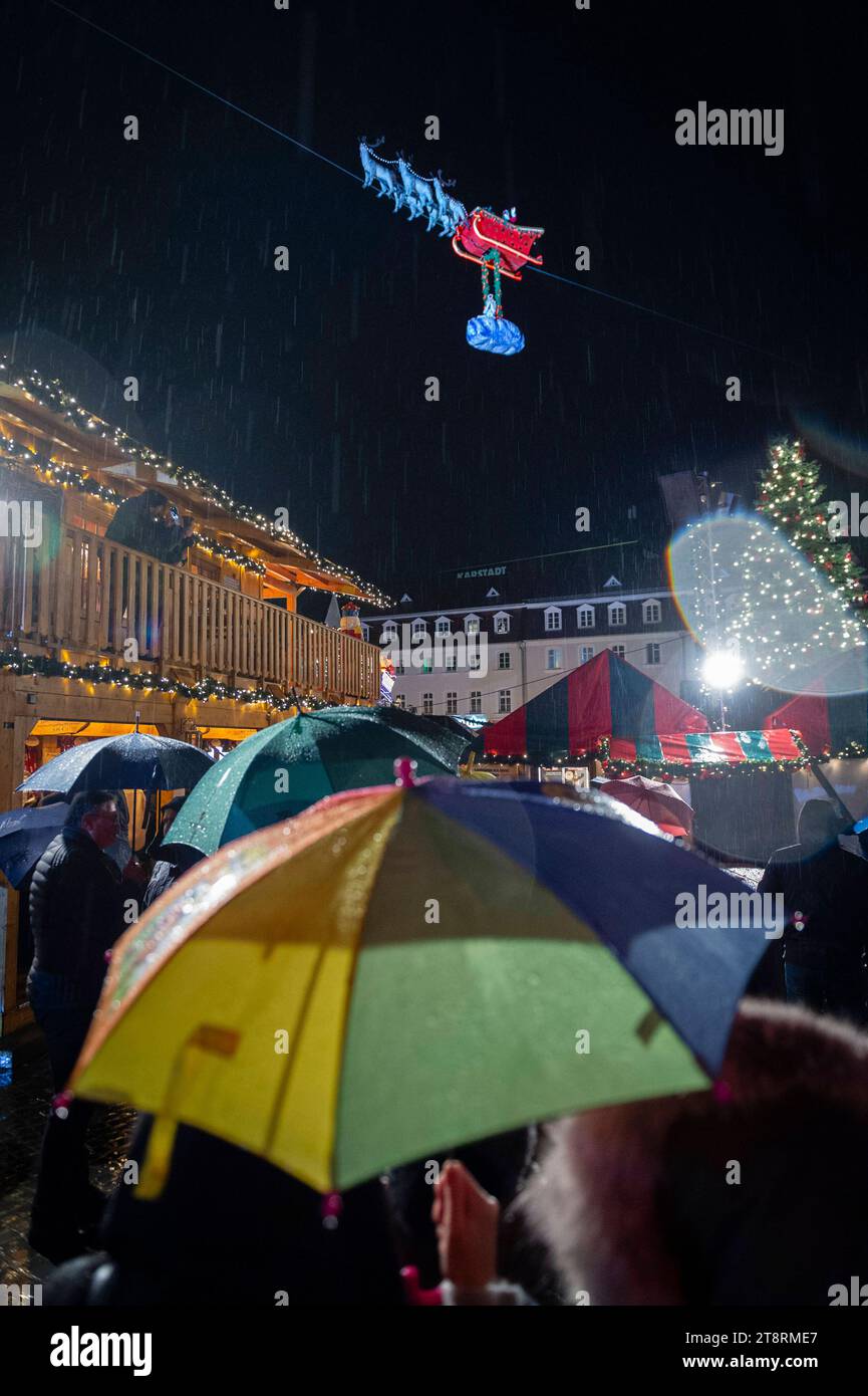 In Saarbrücken eröffnet am Montag 20.11.2023 der Christkindl-Markt. Zwischen St. Johanner Markt und Bahnhofstraße warten rund 80 Hütten auf die Besucher. Auch der fliegende Weihnachtsmann sowie das Jupiter Riesenrad gehören wieder zu den Attraktionen. *** Der Christkindl-Markt öffnet in Saarbrücken am Montag, den 20. 11. 2023 rund 80 Hütten erwarten die Besucher zwischen St. Johanner Markt und Bahnhofstraße. Auch der fliegende Weihnachtsmann und das Jupiter Riesenrad gehören wieder zu den Attraktionen Bub Credit: Imago/Alamy Live News Stockfoto