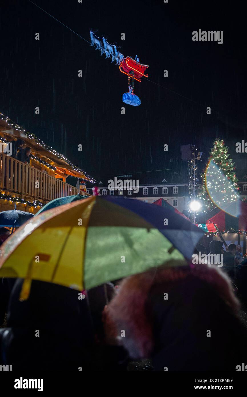 In Saarbrücken eröffnet am Montag 20.11.2023 der Christkindl-Markt. Zwischen St. Johanner Markt und Bahnhofstraße warten rund 80 Hütten auf die Besucher. Auch der fliegende Weihnachtsmann sowie das Jupiter Riesenrad gehören wieder zu den Attraktionen. *** Der Christkindl-Markt öffnet in Saarbrücken am Montag, den 20. 11. 2023 rund 80 Hütten erwarten die Besucher zwischen St. Johanner Markt und Bahnhofstraße. Auch der fliegende Weihnachtsmann und das Jupiter Riesenrad gehören wieder zu den Attraktionen Bub Credit: Imago/Alamy Live News Stockfoto