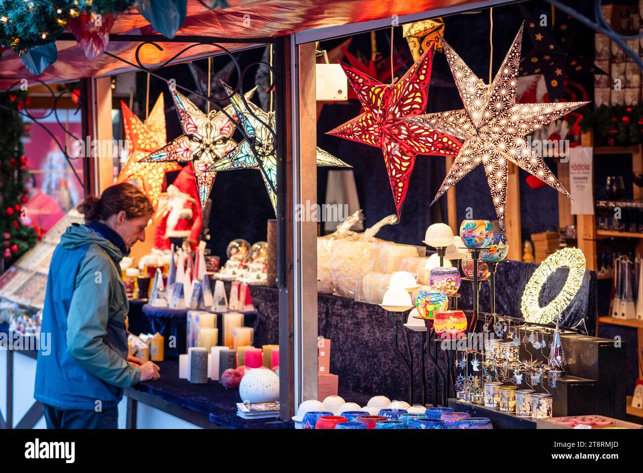 In Saarbrücken eröffnet am Montag 20.11.2023 der Christkindl-Markt. Zwischen St. Johanner Markt und Bahnhofstraße warten rund 80 Hütten auf die Besucher. Auch der fliegende Weihnachtsmann sowie das Jupiter Riesenrad gehören wieder zu den Attraktionen. *** Der Christkindl-Markt öffnet in Saarbrücken am Montag, den 20. 11. 2023 rund 80 Hütten erwarten die Besucher zwischen St. Johanner Markt und Bahnhofstraße. Auch der fliegende Weihnachtsmann und das Jupiter Riesenrad gehören wieder zu den Attraktionen Bub Credit: Imago/Alamy Live News Stockfoto