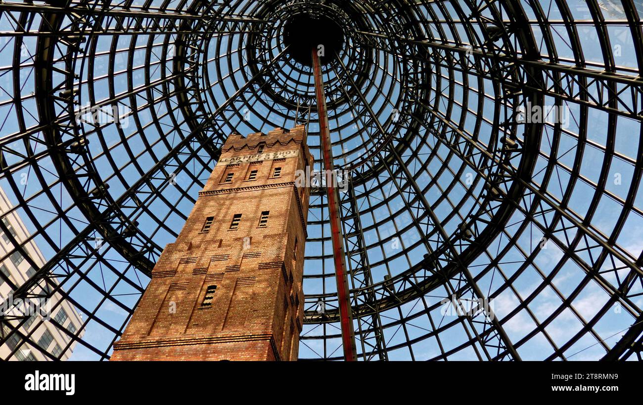 Coop's Shoot Tower. Melbourne Aust, Coop's Shot Tower ist ein Shot Tower im Herzen des Geschäftsviertels von Melbourne, Australien. Sie wurde 1888 fertiggestellt und ist 50 Meter hoch. Das historische Gebäude wurde 1973 vor dem Abriss gerettet und 1991 unter einem 84 m hohen konischen Glasdach in den Melbourne Central Complex eingegliedert Stockfoto