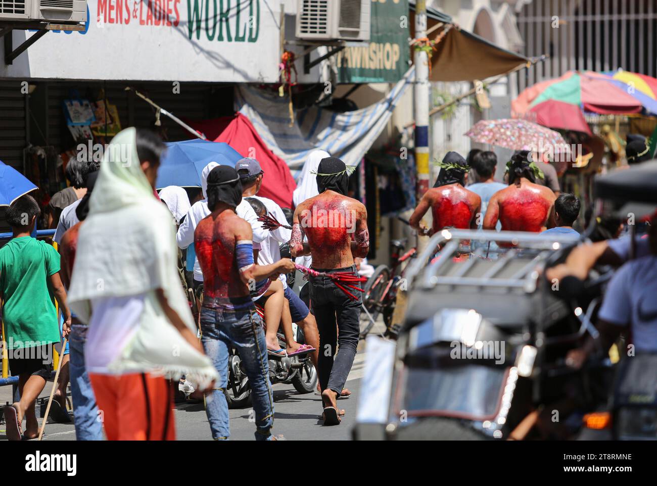 Blutige Flagellant-Parade in der Philippinen Street zur Heiligen Woche und Karfreitag, philippinische Rituale, Maleldo, echte Kreuzigung, blutige Auspeitsche ostern Stockfoto