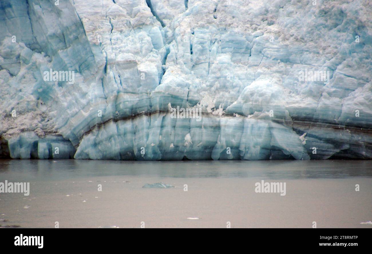 Hubbard-Gletscher Alaska, der Hubbard-Gletscher, ist ein aktiver Gletscher mit zwei großen Schwankungen in den letzten 30 Jahren, der sich an einem Punkt mehr als 7 Fuß pro Tag vorwärts bewegt. Diese Fluten waren groß genug, um die nahe gelegene Küstenstadt Yakutat zu bedrohen, und sie blockierten fast den Eingang zum Russell Fiord, Notizen Alaska.org. Große Teile des Gletschers brechen regelmäßig ins Meer ab. Dieser Vorgang wird als Kalben bezeichnet. Die meisten Gezeitenwassergletscher kalben über dem Meeresspiegel und verursachen riesige Spritzer, wenn die neuen Eisberge auf das Wasser treffen. Wenn das Wasser tief genug ist, können Gletscher unter Wasser kalben Stockfoto