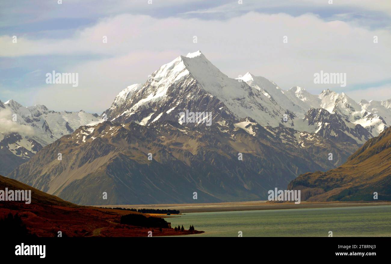 Aoraki / Mount Cook, Mt Cook, der höchste Berg Neuseelands, half Sir Edmund Hillary, seine Kletterkünste in Vorbereitung auf die Eroberung des Everest zu entwickeln. Der Aoraki Mount Cook Nationalpark ist Heimat der höchsten Berge und der längsten Gletscher. Es ist im reinsten Sinne alpin - mit Wolkenkratzern Stockfoto