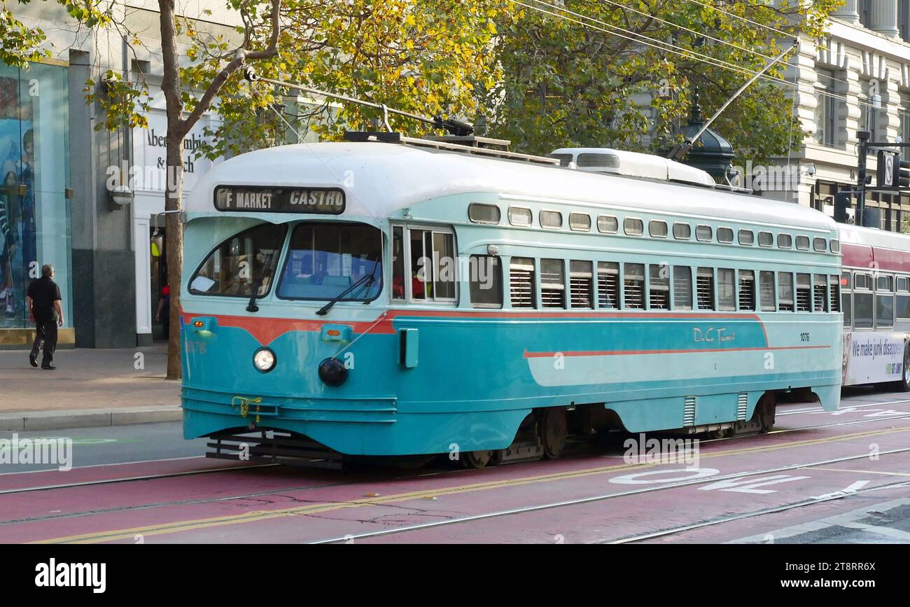 Historische Straßenbahnen in San Francisco. Nr. 1076, dieses Auto-Äußere erinnert an Washington DC, das von 1937 bis 1962 PCC-Straßenbahnen Betrieb Stockfoto
