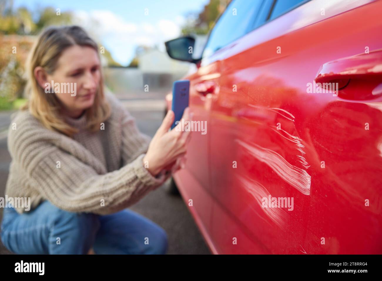 Reife Fahrerin, Die Ein Foto Von Schäden Am Fahrzeug Nach Einem Unfall Auf Dem Mobiltelefon Macht Stockfoto