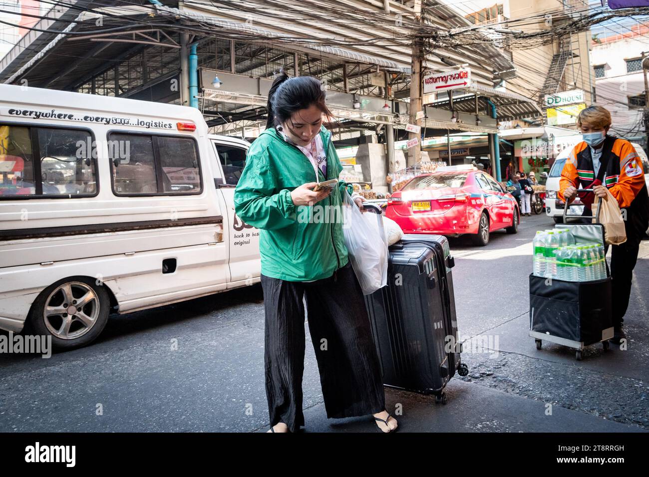 Ein Tourist macht sich auf den Pratunam Markt in Bangkok Thailand. Ihr Telefon zu benutzen, um ihr den Weg zu leiten. Stockfoto