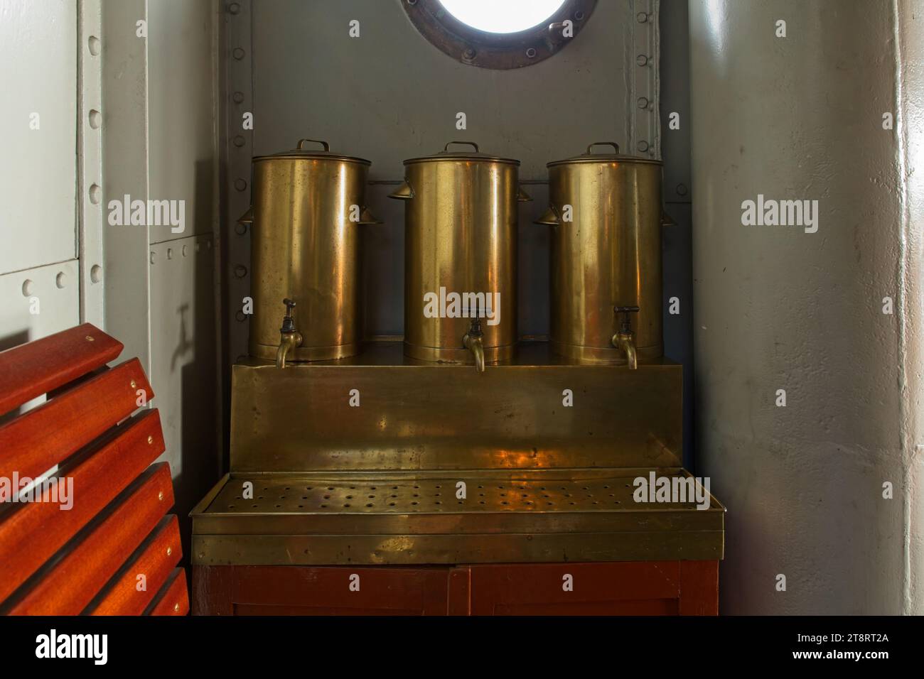 Nahaufnahme der Kanne mit heißem Wasser/Kaffee/Tee auf einem alten Dampfschiff. Stockfoto