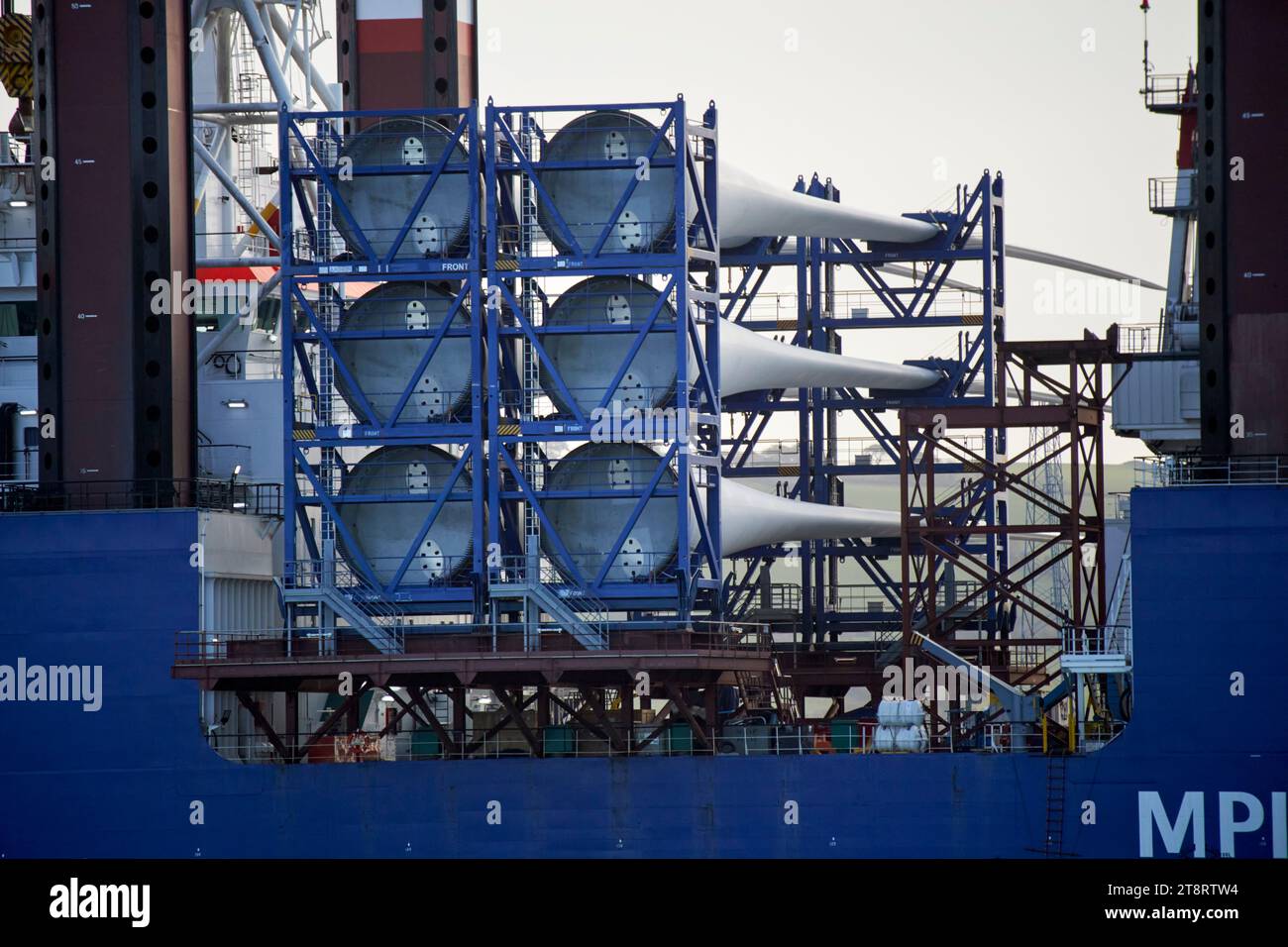 Verladung von Windturbinenschaufeln auf das mpi Adventure Offshore-Windturbineninstallations- und Wartungsschiff belfast Harbour, belfast, nördlicher Irelan Stockfoto