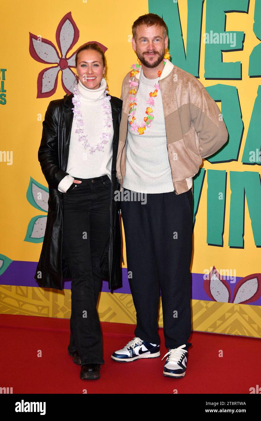 Berlin, Deutschland. November 2023. Sina Tkotsch und Frederic Heidorn bei der Premiere des Kinofilms Next Goal gewinnt im Kino International. Berlin, 20.11.2023 *** Sina Tkotsch und Frederic Heidorn bei der Premiere des Spielfilms Next Goal gewinnt im Kino International Berlin, 20 11 2023 Foto:Xn.xKubelkax/xFuturexImagex GOAL 3151 Credit: Imago/Alamy Live News Stockfoto