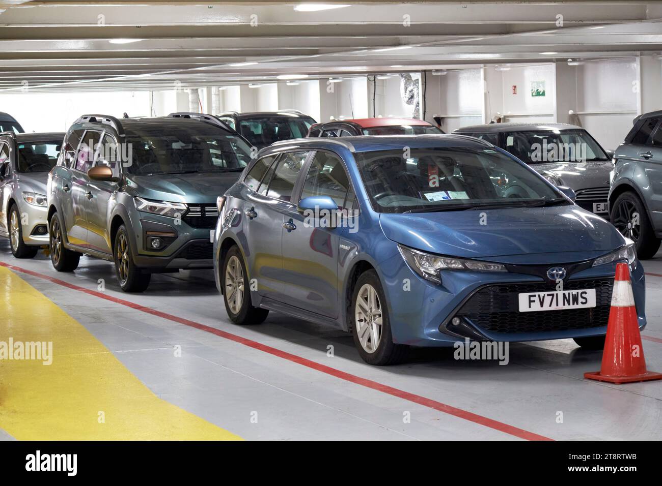 Personenkraftwagen auf dem obersten Fahrzeugdeck an Bord einer irischen Fähre der stena Line uk Stockfoto