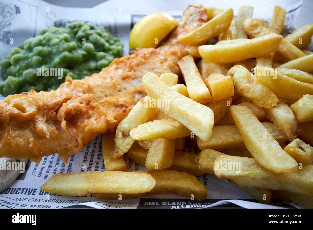 Fish Chips und Pilz Erbsen Mahlzeit an Bord einer irischen Fähre stena Line uk Stockfoto