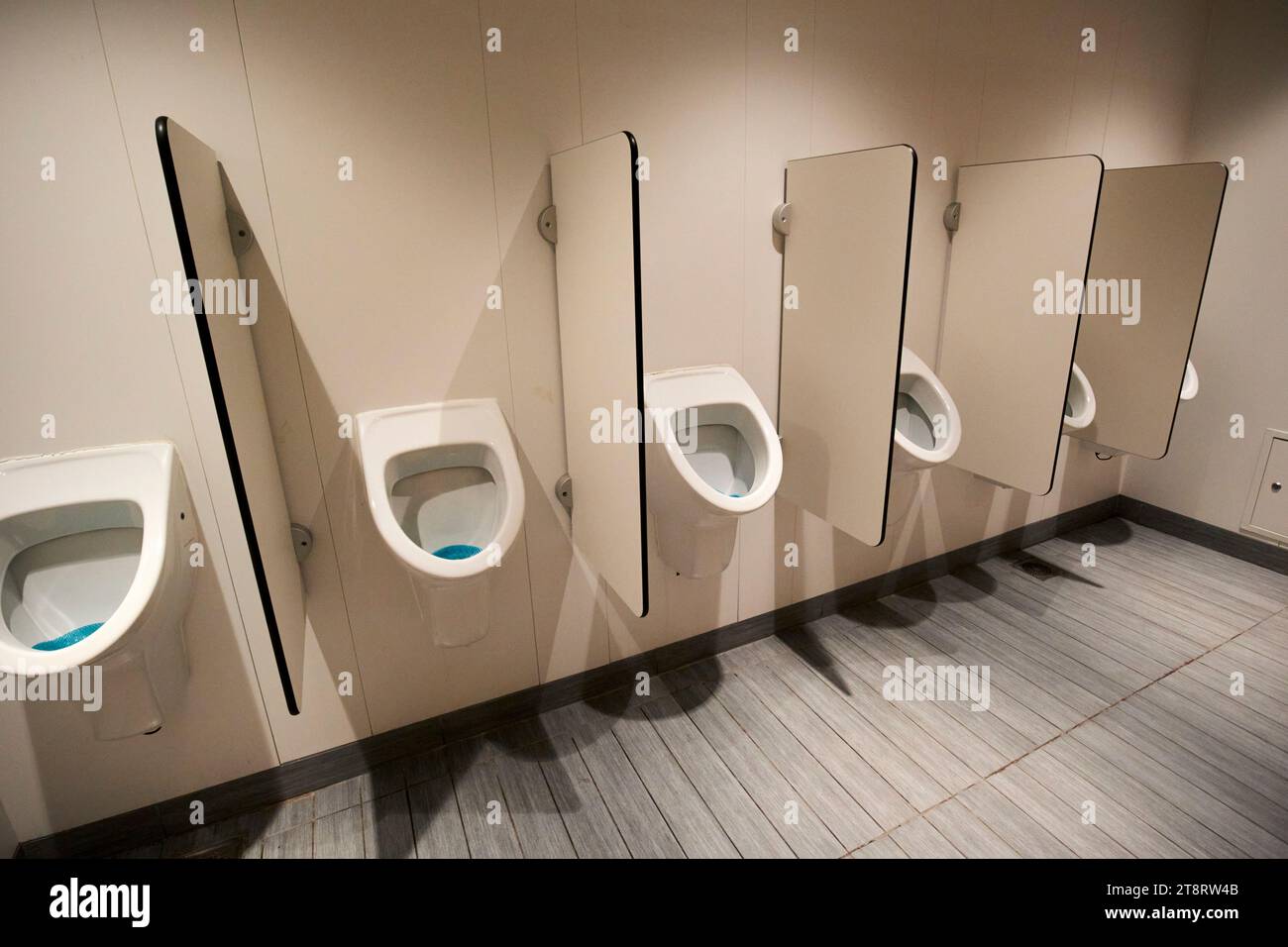 Eine Reihe von Urinalen in der Herren-Toilette an Bord einer irischen Fähre von stena Line uk Stockfoto