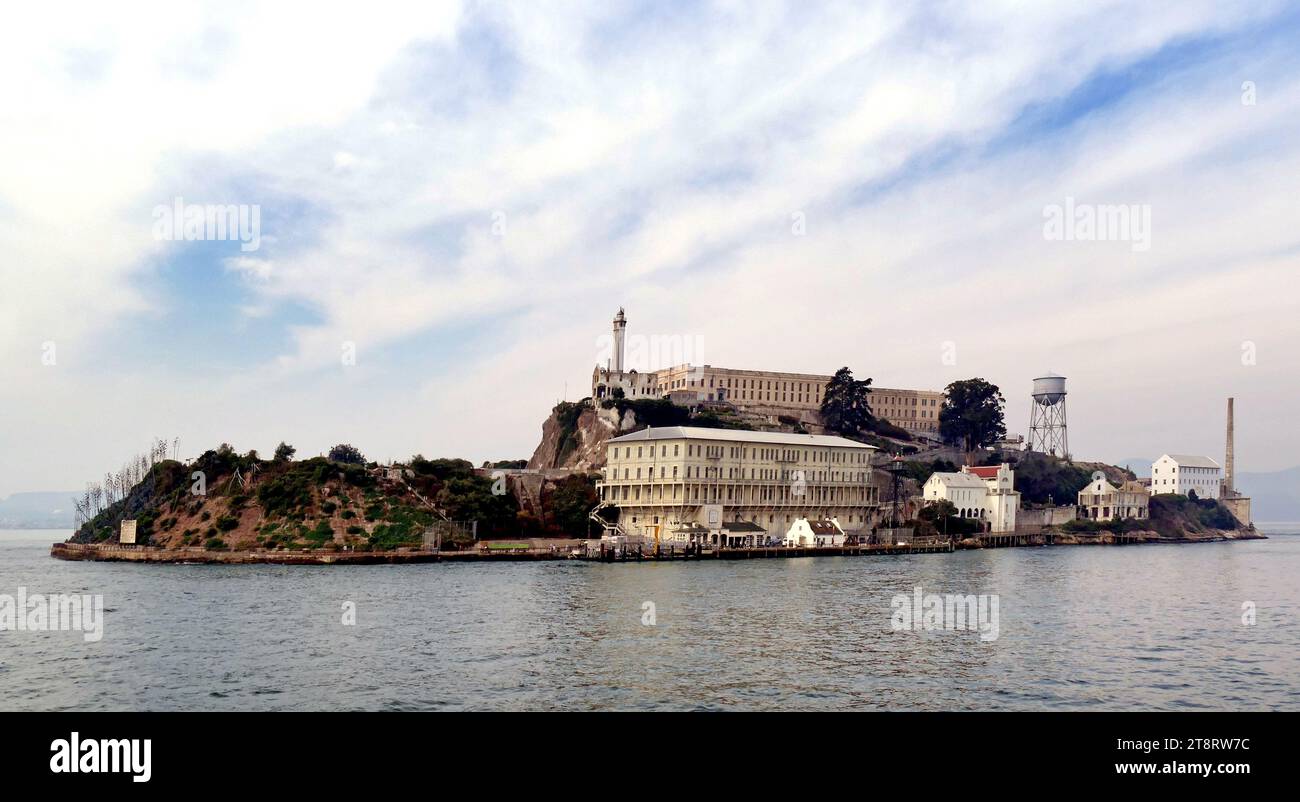 Alcatraz Island, Alcatraz Island liegt in der Bucht von San Francisco, 1,25 Meilen (2,01 km) vor der Küste von San Francisco, USA, Kalifornien, USA. Die kleine Insel wurde mit Einrichtungen für einen Leuchtturm, eine Militärbefestigung, ein Militärgefängnis (1868) und ein Bundesgefängnis von 1934 bis 1963 entwickelt. Ab November 1969 wurde die Insel mehr als 19 Monate lang von einer Gruppe von Indianern aus San Francisco besetzt, die Teil einer Welle von Indianeraktivismus im ganzen Land waren, mit öffentlichen Protesten in den 1970er Jahren Stockfoto