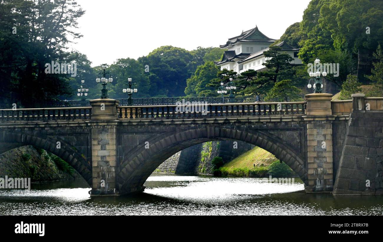 Nijubashi-Brücke. Tokio, der Kaiserpalast von Tokio (皇居 Kōkyo, wörtlich „Kaiserresidenz“), ist die Hauptresidenz des Kaisers von Japan. Es ist ein großer Park-ähnlicher Bereich im Chiyoda-Bezirk von Tokio und beherbergt Gebäude wie den Hauptpalast (宮殿 Kyūden), die Privatresidenzen der Kaiserfamilie, ein Archiv, Museen und Verwaltungsbüros Stockfoto
