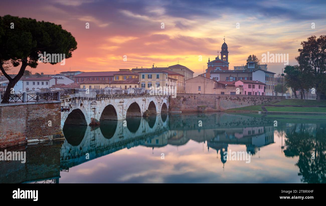Rimini, Italien. Stadtbild des historischen Zentrums von Rimini, Italien bei Sonnenaufgang. Stockfoto